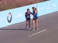 Девушка помогла сопернице дойти до финиша и победить