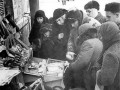 6.Жители блокадного Ленинграда у ларька с товарами - фо?