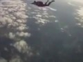 Инструктор спас падавшего на землю парашютиста
