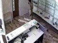 Пехотинцы президента готовят салон сотовой связи к обороне