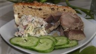 завтрак.Салат с курицей, язык и содовый  хлеб