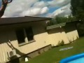 Сумасшедший прыжок с крыши в детский бассейнчик :)