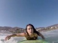 серфинг от прекрасной девушки