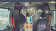 Полиция выбивает дверь