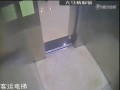Диарея застала девушку в лифте