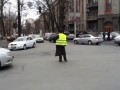 В Киеве активист Самообороны регулирует движение на перекрестке.