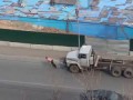 Мужик, запряженный в грузовик