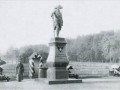 6.Часовой у памятника Павлу I. Фото начала 20 века.