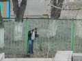 Мужик лезет через забор