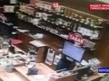 Нападение на женщину в магазине "Красное и белое" в Челябинске попало на видео