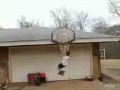 Щит упал на начинающего баскетболиста