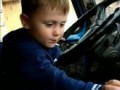 Мальчик играет в водителя
