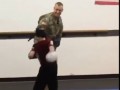Сержант удивляет своего сына после годичной командировки