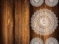 Текстура тёмного дерева с салфетками на короб