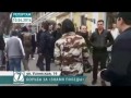 Одесса : активист Евромайдана вытирает ноги о Знамя Победы