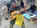 Дядя на рынке рубит под гитару