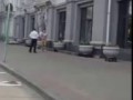 Мужчина бьет окна в здании Администрации Омска (04.08.2015)
