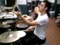 Играет тремя барабанными палочками