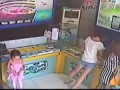 Маленькая девочка крадет ipad