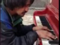 Бомж-пианист из Канады покорил Интернет игрой на пианино