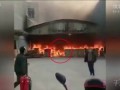 Женщина, объятая огнем, выбежала из горящего здания в Китае
