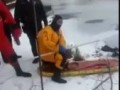 Пожарный спасает собаку
