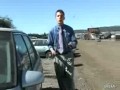 Репортер пытается разбить стекло в машине