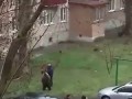 Обычный Таганрог, мужчина выгуливает медведя во дворе