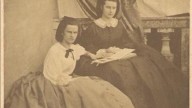 Hélène_(à_gauche)_et_sa_soeur_Sissi