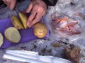 Еда в походе #1 - Картошка с грудинкой в фольге на костре (на углях)