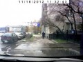 Бабка царапает автомобиль